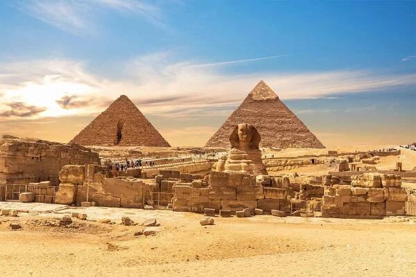 Kdo touží po historii, snadno vyrazí z Káhiry k pyramidám nebo do Luxoru.