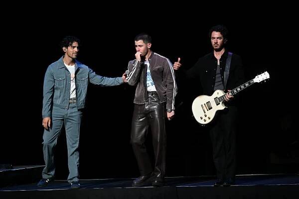 Skandál na pražském koncertě Jonas Brothers: Nečekaný úprk kapely z pódia. Záběry vyděsily fanoušky