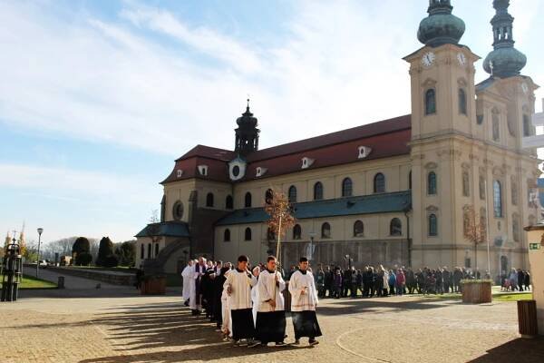 Cisterciáci mají na Velehradě nový náhrobek