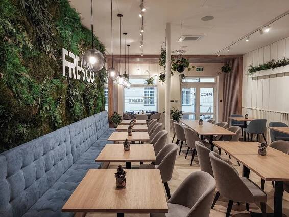 interier restauracie, novy stav, modra calunena lavica, presklene zavesene svietidla, bolia orb, VAUarchitects