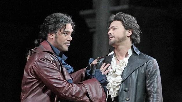 Elliot Madore jako Mercutio a Vittorio Grigolo jako Romeo v inscenaci Gounodovy opery Romeo a Julie v Metropolitní opeře