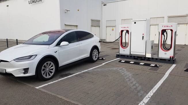 Nabíjecí stanice Tesla supercharger foto 2