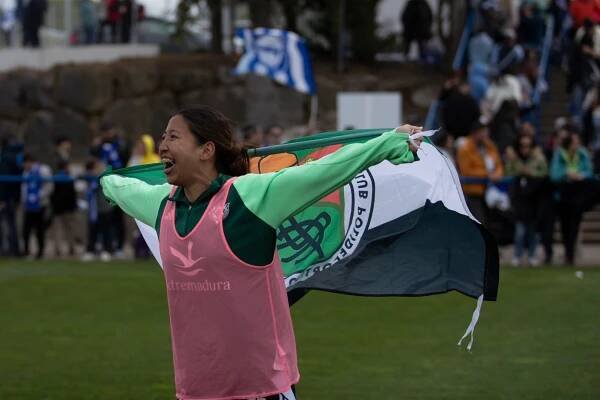 Midori Yoshimura celebrando con la bandera de Extremadura