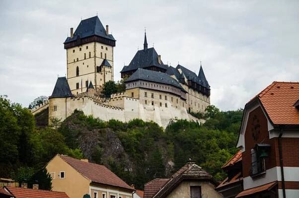 Praktické informace k vašemu výletu na hrad Karlštejn. Doprava z Prahy, parkování, restaurace, ubytování, výlety do okolí, kempy, prohlíky, vstupné, mapa