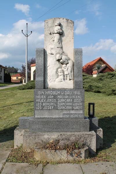 Soubor:Malhostovice, Nuzířov, pomník (2017-04-29; 02).jpg