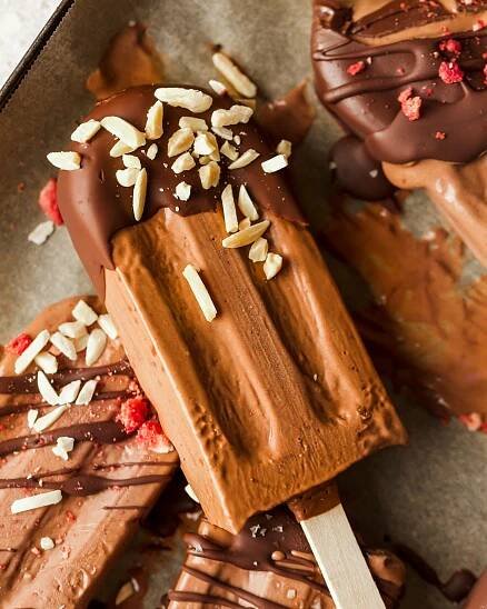 Easy creamy chocolate popsicles (3 ingredients)