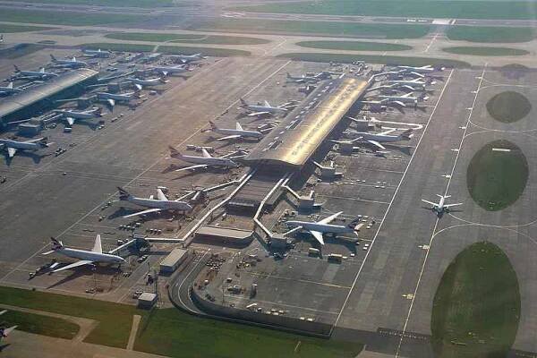 Heathrow už není největší letiště v Evropě. Předstihly ho Paříž a Amsterdam