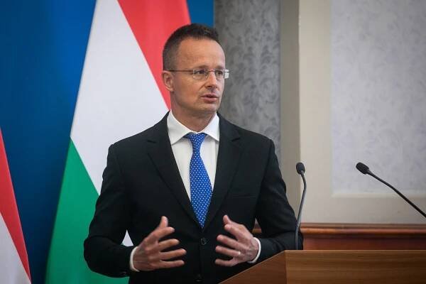 SZIJJÁRTÓ: BRUSEL NEDOKÁŽE REAGOVAŤ NA MNOHÉ VÝZVY