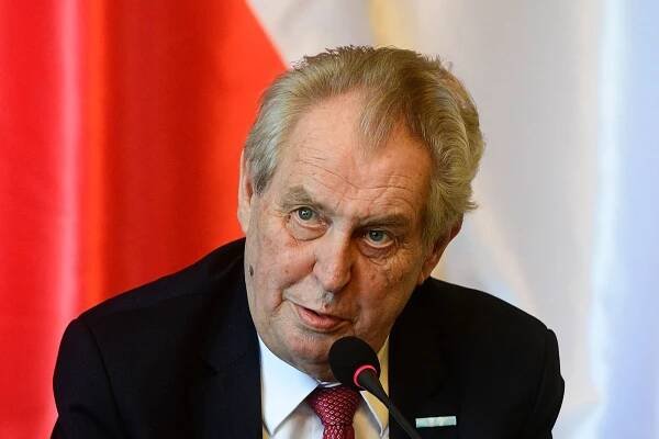 Prezident Zeman: Šílence je třeba izolovat a nebránit se proti němu jen slovy