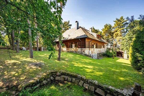 PRODÁNO 2024. Prodej hezkého domu 7+kk o ploše 650 m2, garáž 4 auta, pozemek 1 842m2, Dalovice | I.P.R. Real Estate nemovitosti