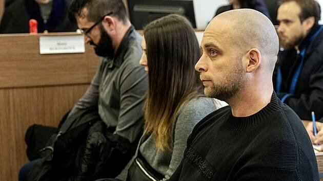 Policista Tomáš Soukup je obviněný z maření úkolu úřední osoby z nedbalosti. Na místo incidentu přijel, ale řádění svého kolegy nijak nezabránil. (5. prosince 2024, Praha)