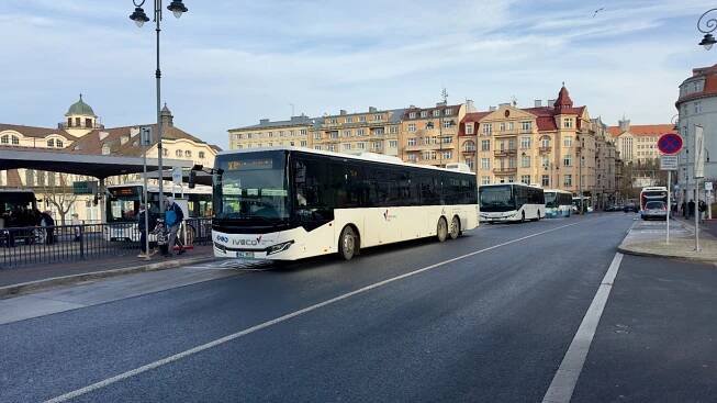 Dvacítka nových autobusů za 138 milionů korun už brázdí Karlovarský kraj