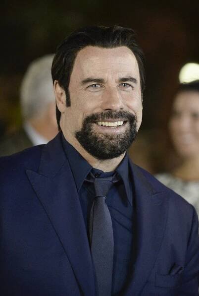 Po experimentech s barvením vlasů i vousů vypadá John Travolta konečně zase skvěle!
