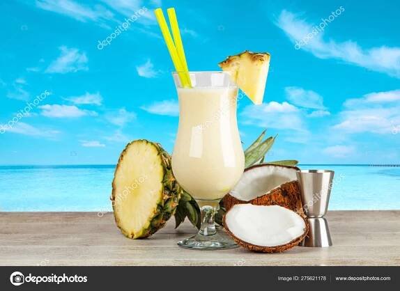 Stáhnout - Pina Colada koktejl na pobřeží — Stock obrázek