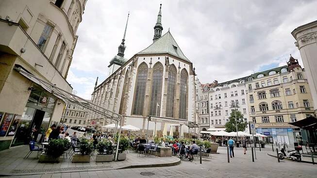 Nejen Jakubské náměstí je v Brně obsypáno lidmi, kteří si užívají široké...