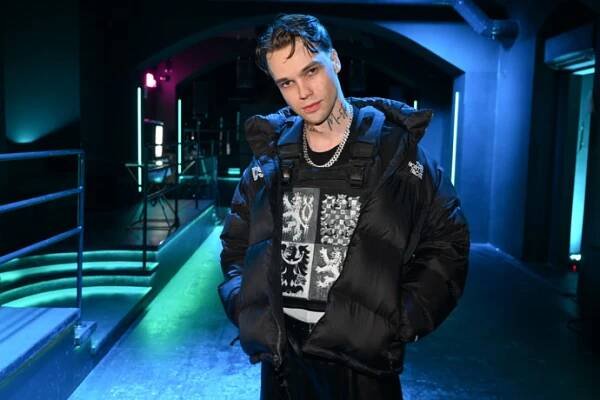 FOTO: Mikolas Josef vydal novou píseň. – stránka 18