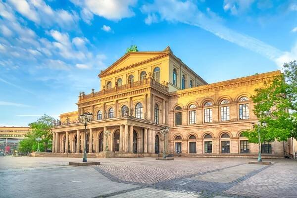 imposante Staatsoper bei klarem Himmel in Hannover
