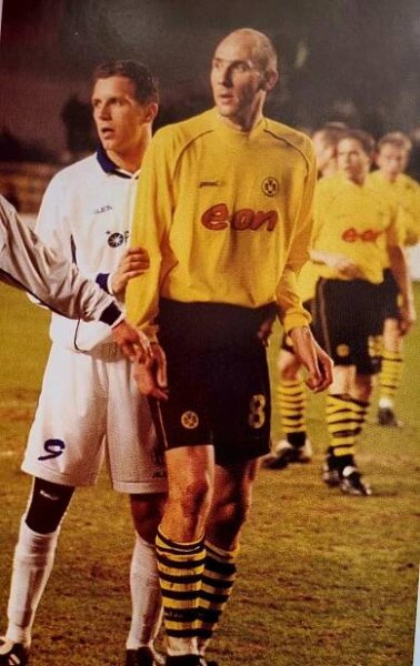 Jozef Valachovič a Jan Koller v utkání Slovan—-Borussia Dortmund