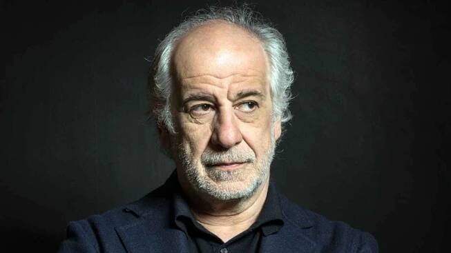 Herec Tony Servillo: Těším se na vůni českého piva, kouře z vlaku a na Haška