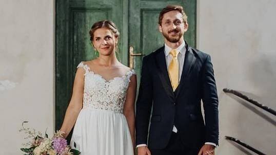 Ano s povzdechem: Třetí nevěsta ze svatební reality show odmítla ženicha políbit, pak se rozbrečela. Sklízí kritiku
