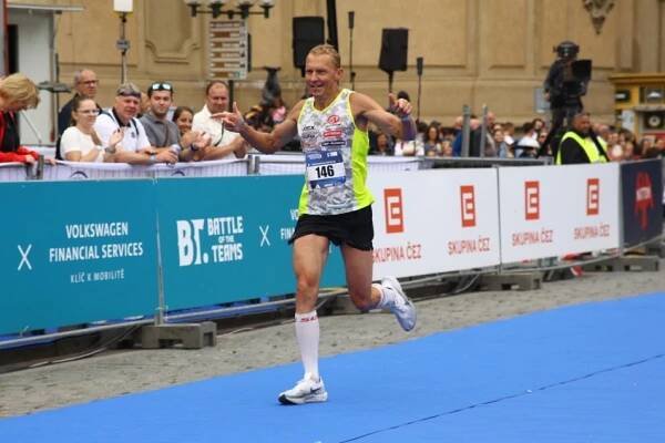 Slavný Ironman poprvé v Česku, v Hradci Králové jej vyzkouší i hokejista Chára
