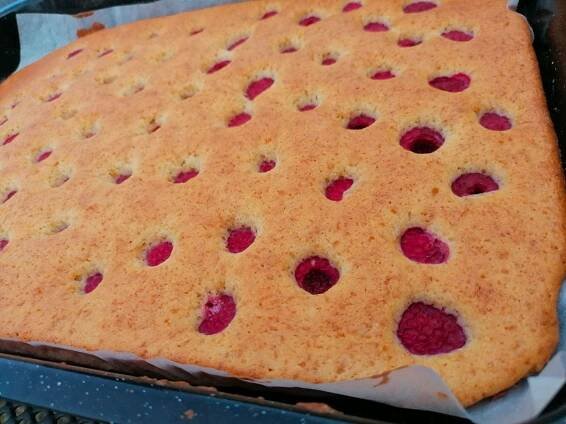 recept Bublanina jogurtová s malinami