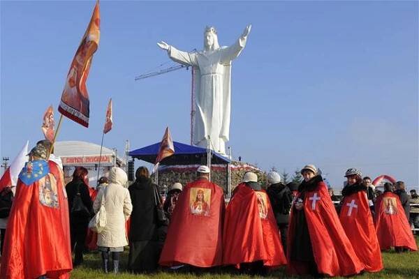 V Polsku posvětili nejvyšší sochu Ježíše Krista na světě