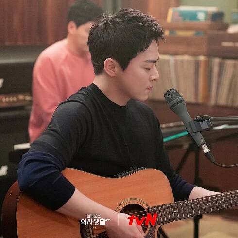 Jo Jung Suk promluvil o své roli ve 2. řadě Hospital Playlist, svých pocitech a přátelství mezi herci - Asianstyle