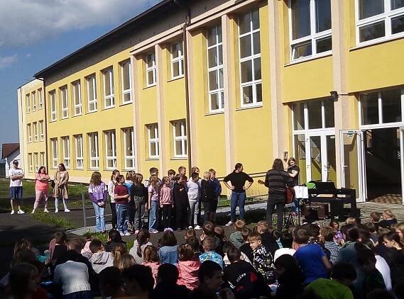 Jarní zpívání - Oficiální stránky ZŠ Karla Vokáče Strašice