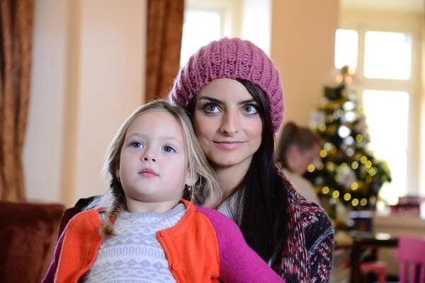 Emily Hrabáková, Aislinn Derbez - Přijde letos Ježíšek? - Z filmu
