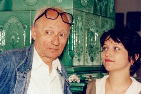 Alena Mihulová svou lásku našla v sedmnácti letech, když během natáčení sestřiček poznala jednou rozvedeného režiséra Karla Kachyňu. Svou lásku zpočátku tajili, ale neutajili. Vzali se po deseti letech, kdy už byla absolventkou JAMU a měla angažmá v Činoherním divadle v Ústí nad Labem. (1995)