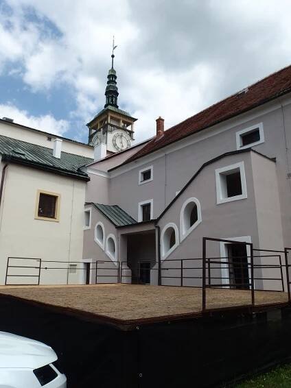 Soubor:Kroměříž, dvůr starého pivovaru a věž radnice.jpg – Wikipedie