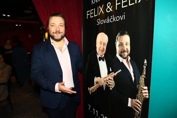 FOTO: Syn Felix Slováček junior je rád za společnou vzpomínku. – stránka 60