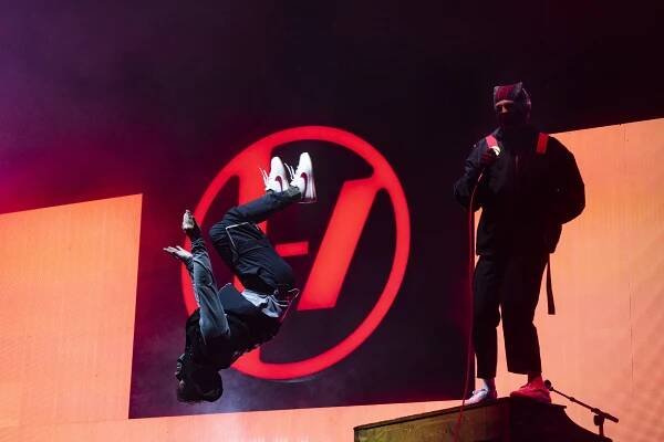 Výbuchy i teleport. Twenty One Pilots dopřáli Praze show jako z Hollywoodu
