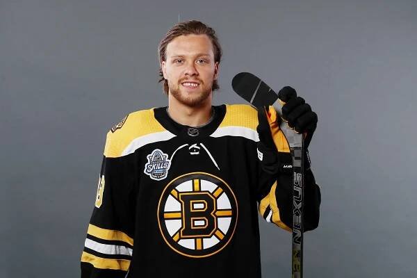 Koukejte jak bydlí David Pastrňák: Superluxusní patrový byt na nejlepší adrese v Bostonu. Má samé hvězdné sousedy