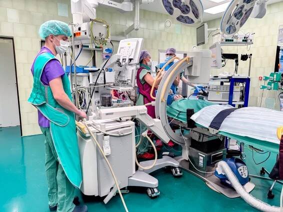 Mladá žena s cystickou fibrózou podstoupila v Motole třetí transplantaci plic