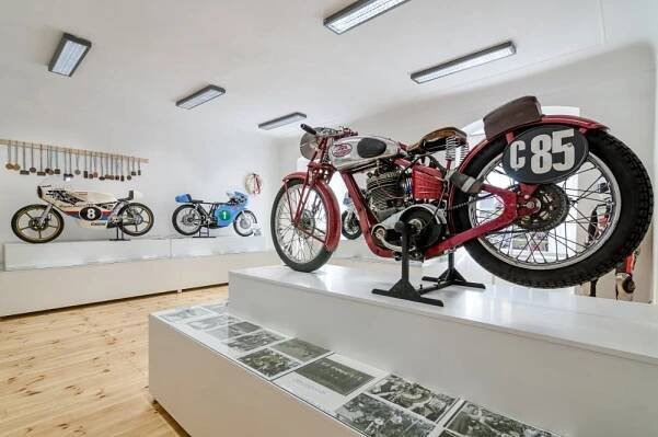 „120 let na závodní motorce.“ Nová výstava Musea Czech road racing Hořice