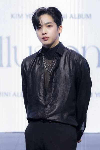 Jak se Kim Yohanovi podařilo zároveň nahrávat mini album a natáčet seriál School 2021? - Asianstyle