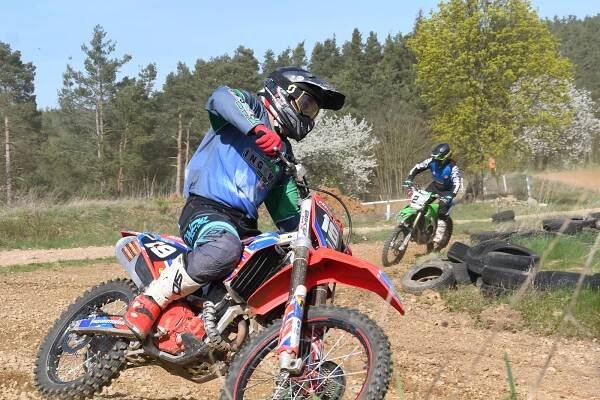 Motokrosová show v Merklíně: Plno fanoušků, v akci vrtulník i pomoc hasičů