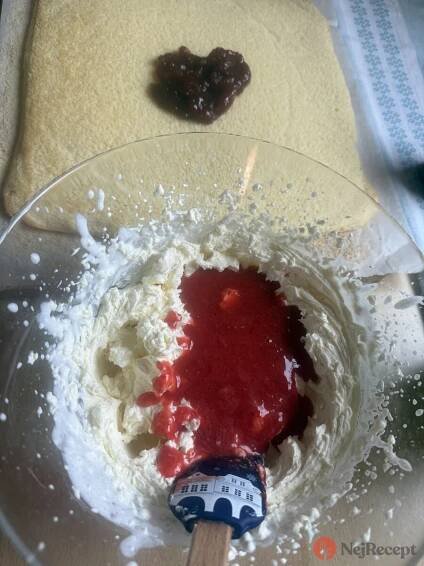 Jahodová roláda s mascarpone krémem | NejRecept.cz