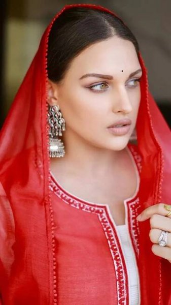 Himanshi Khurana’s ethnic looks that are worth bookmarking