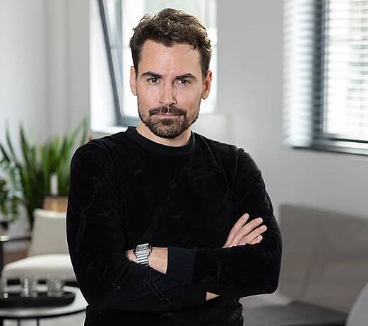 Michael a jeho alter ego Freddie Mercury, oba bydlí v moderním smíchovském...