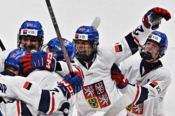 Češi na úvod Hlinka Gretzky Cupu vyhráli, proti Švýcarům zářil patnáctiletý Kachlíř