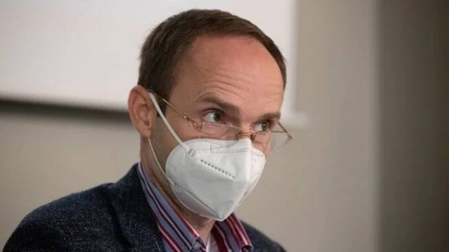 Epidemiolog Jan Kynčl ze SZÚ promluvil o zásadních opatřeních. Sníží se tím přenos na vnímavé jedince, říká