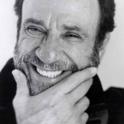 Formanův „Salieri“ F. Murray Abraham zazpívá Praze
