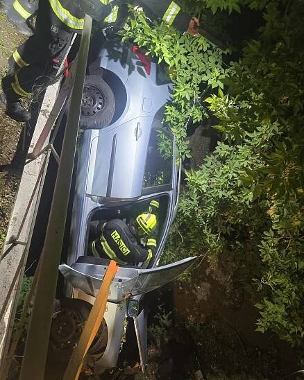 Auto v přikopu na boku!