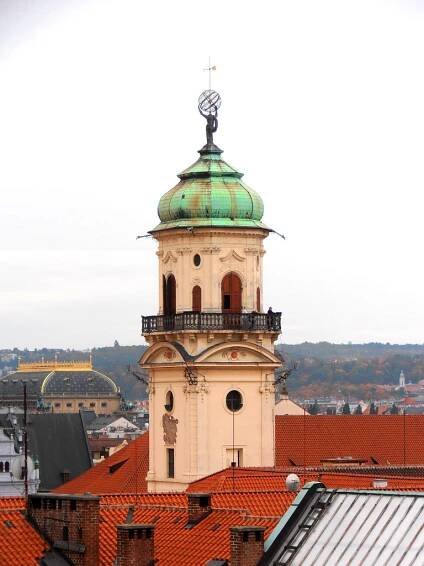 Klementinum. Tady se měří počasí od roku 1752. Meteorologická stanice funguje dodnes.