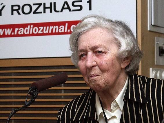 Zemřela 'Černá kronika' z filmu Ať žijí duchové, herečka Věra Tichánková