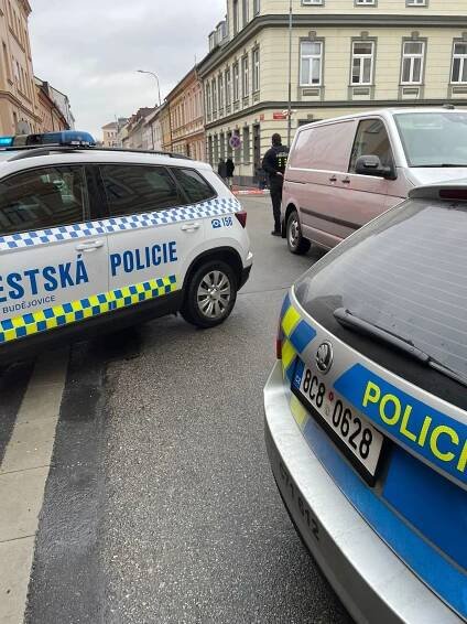 Zásah policistů ve středu 15. ledna na křižovatce ulice Pekárenská - Jírovcova v Českých Budějovicích.