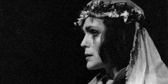 Eva Jakoubková v představení Činoherního klubu Něžný barbar (1984).